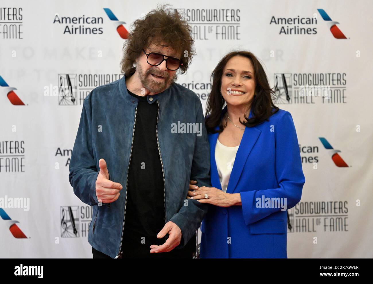 Jeff Lynne, left, and Sandi Kapelson Lynne attend the 52nd annual Songwriters Hall of Fame induction and awards ceremony at the New York Marriott Marquis Hotel on Thursday, June 15, 2023, in New York. (Photo by Evan Agostini/Invision/AP) Stock Photo