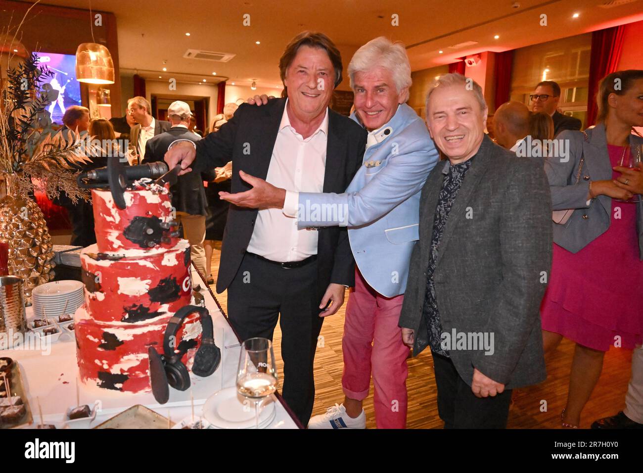 Munich, Germany. 15th June, 2023. Birthday boy Georg Dingler (l-r), presenter Frederic Meisner and musician Günther Sigl tailor Georg Dingler's (Radio Gong) birthday cake at the GOP Varieté Theater during his farewell and birthday party. Credit: Felix Hörhager/dpa/Alamy Live News Stock Photo