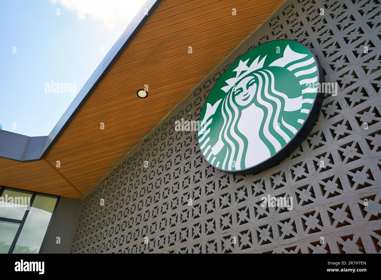 Starbucks coffee green sign logo hi-res stock photography and