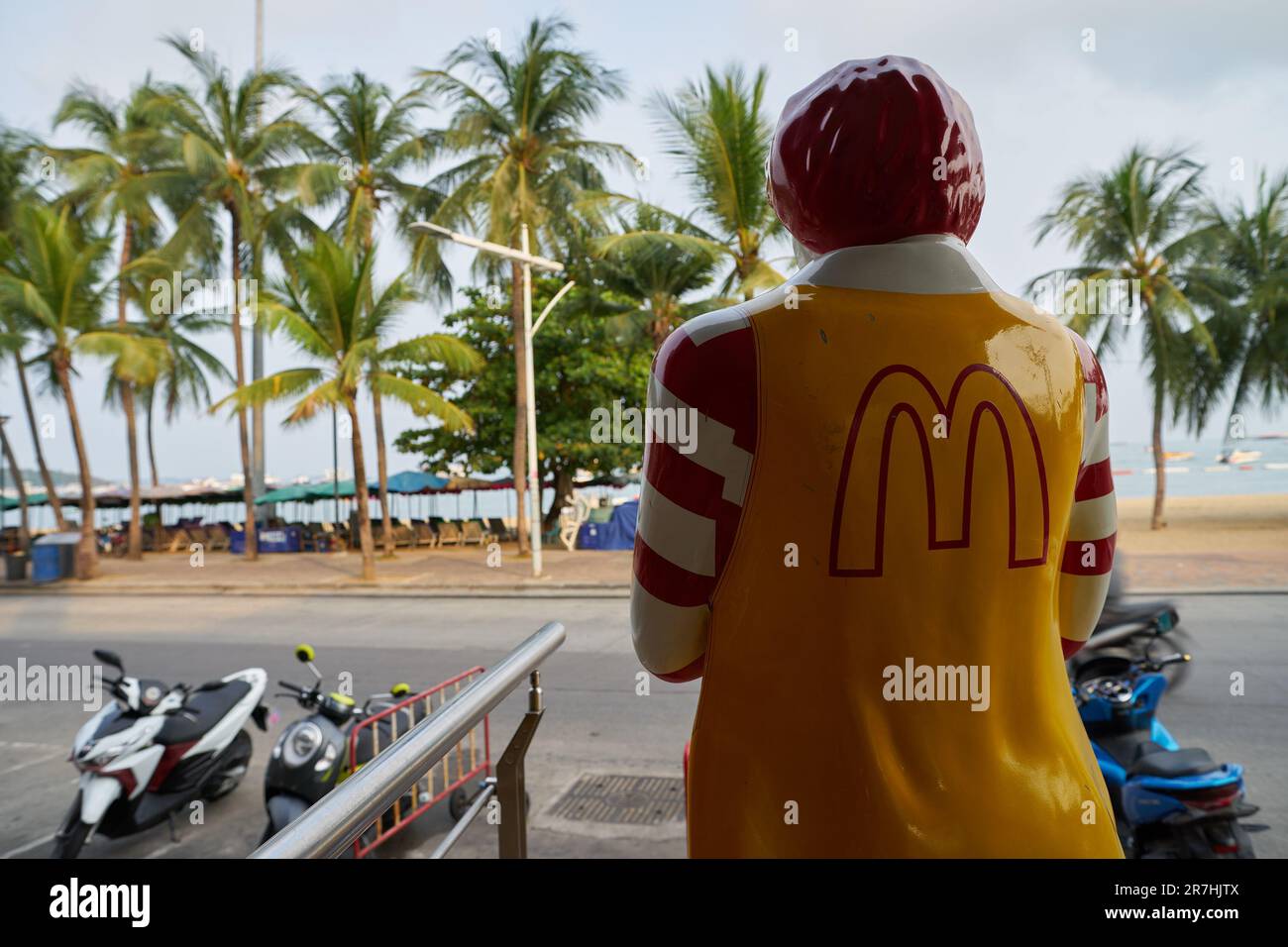 PATTAYA, THAILAND - CIRCA APRIL, 2023: life size Ronald McDonald statue greeting customers at McDonald's restaurant in Pattaya. Stock Photo