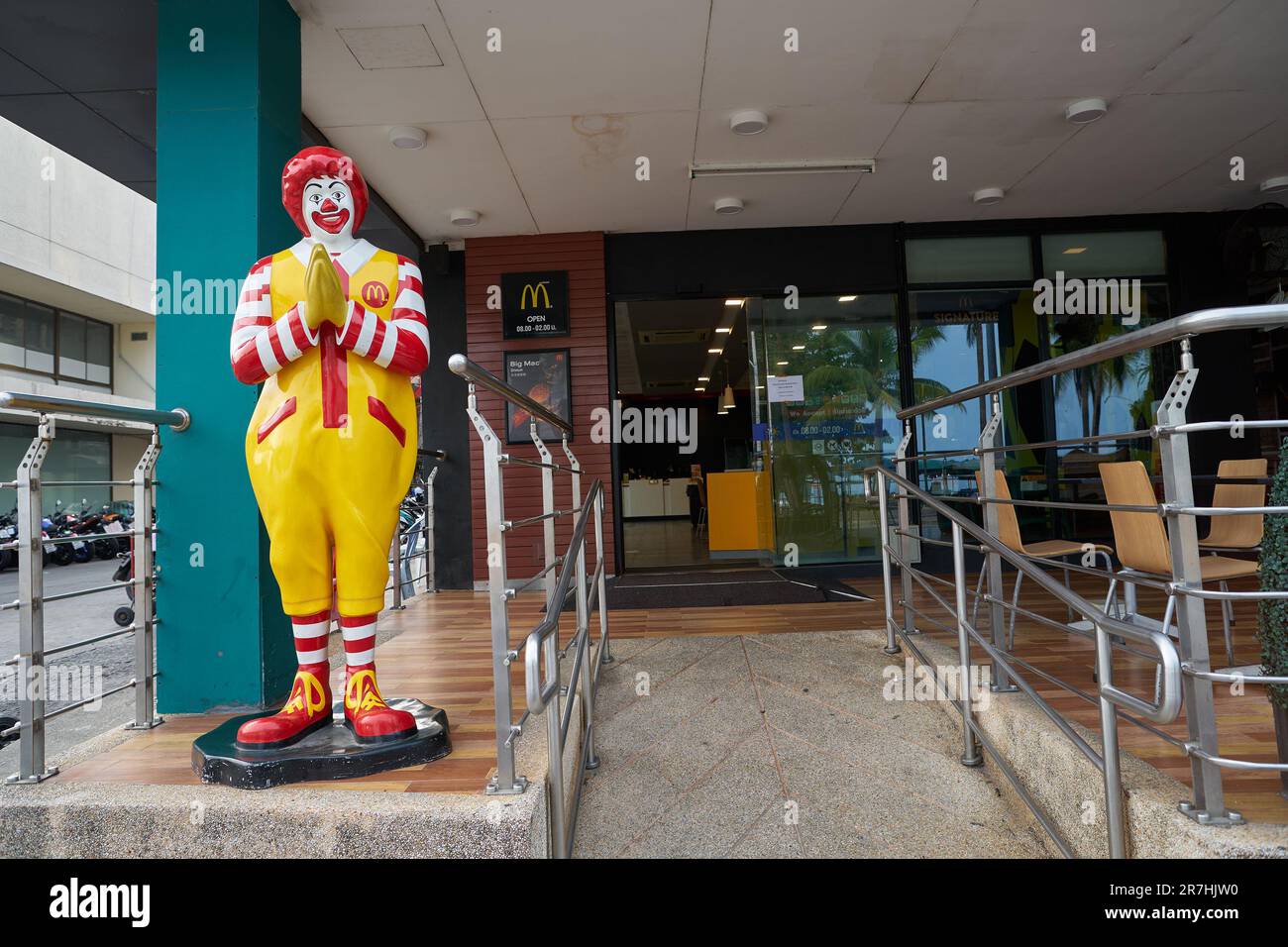 PATTAYA, THAILAND - CIRCA APRIL, 2023: life size Ronald McDonald statue greeting customers with the traditional thai greeting at McDonald's restaurant Stock Photo