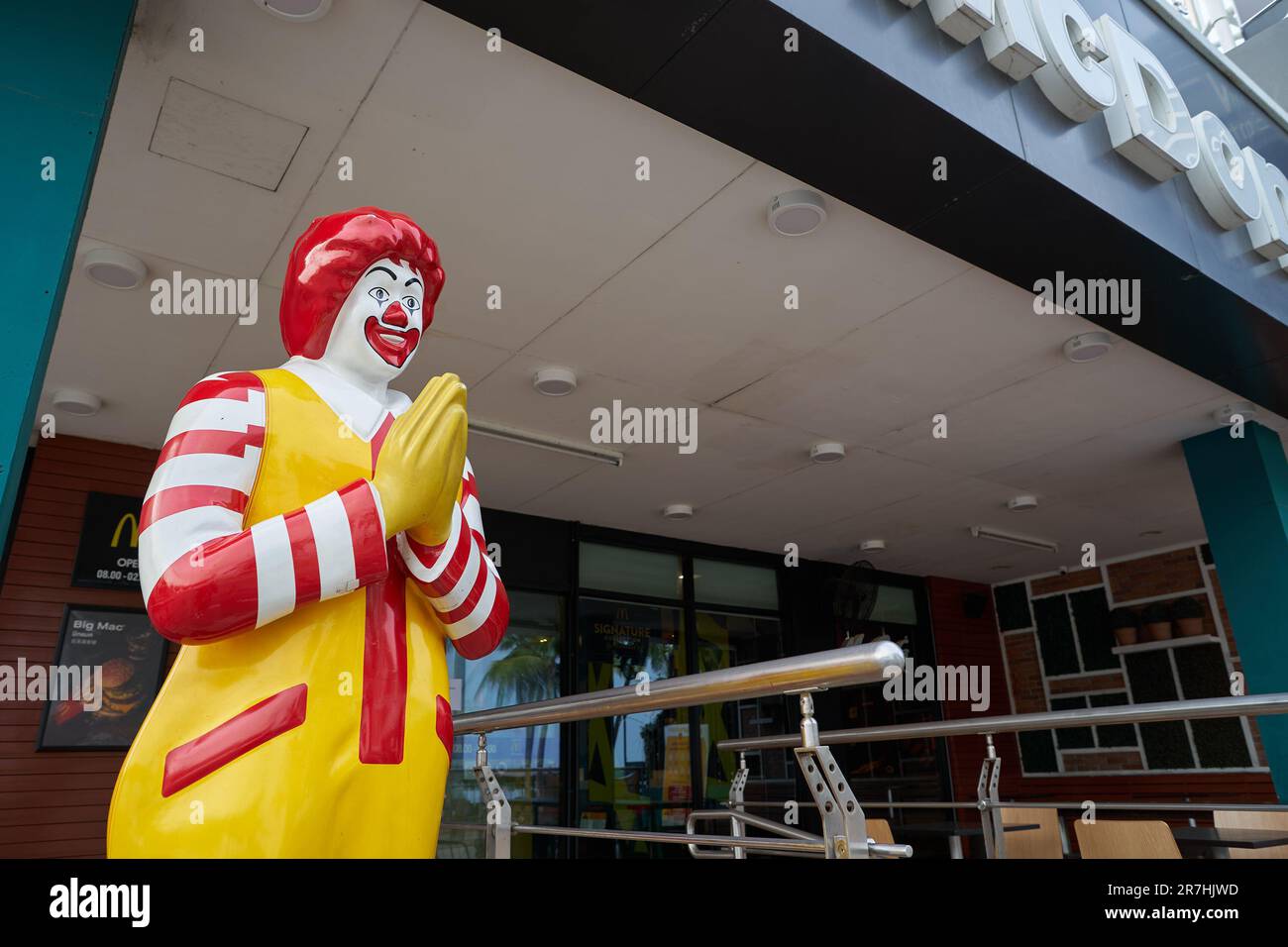 PATTAYA, THAILAND - CIRCA APRIL, 2023: life size Ronald McDonald statue greeting customers with the traditional thai greeting at McDonald's restaurant Stock Photo