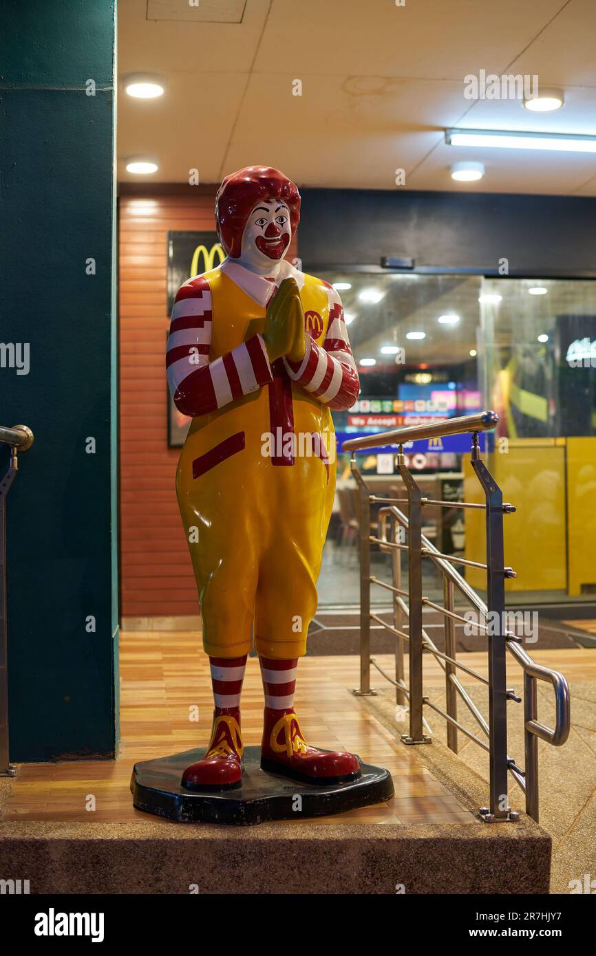 PATTAYA, THAILAND - CIRCA APRIL, 2023: life size Ronald McDonald statue greeting customers with the traditional thai greeting at McDonald's restaurant Stock Photo