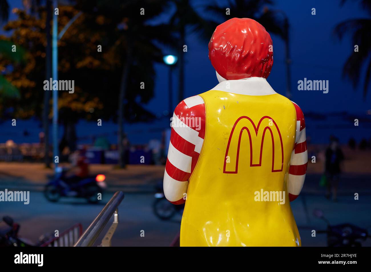 PATTAYA, THAILAND - CIRCA APRIL, 2023: life size Ronald McDonald statue greeting customers at McDonald's restaurant in Pattaya. Stock Photo