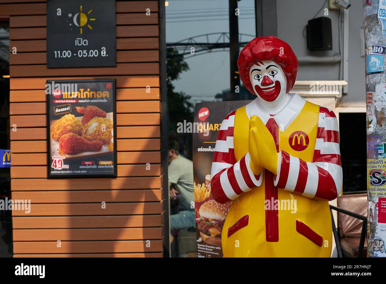 PATTAYA, THAILAND - CIRCA APRIL, 2023: life size Ronald McDonald statue greeting customers with the traditional thai greeting at McDonald's restaurant Stock Photo