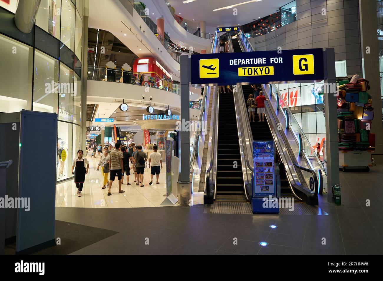 Shopping mall interior floor escalator hi-res stock photography and images  - Alamy