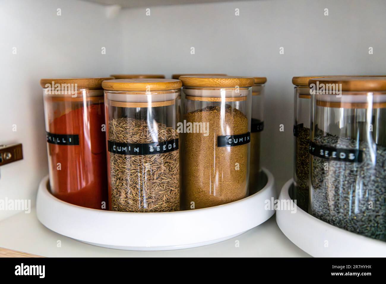 https://c8.alamy.com/comp/2R7HYHX/organized-labeled-food-pantry-in-a-home-kitchen-with-spices-2R7HYHX.jpg