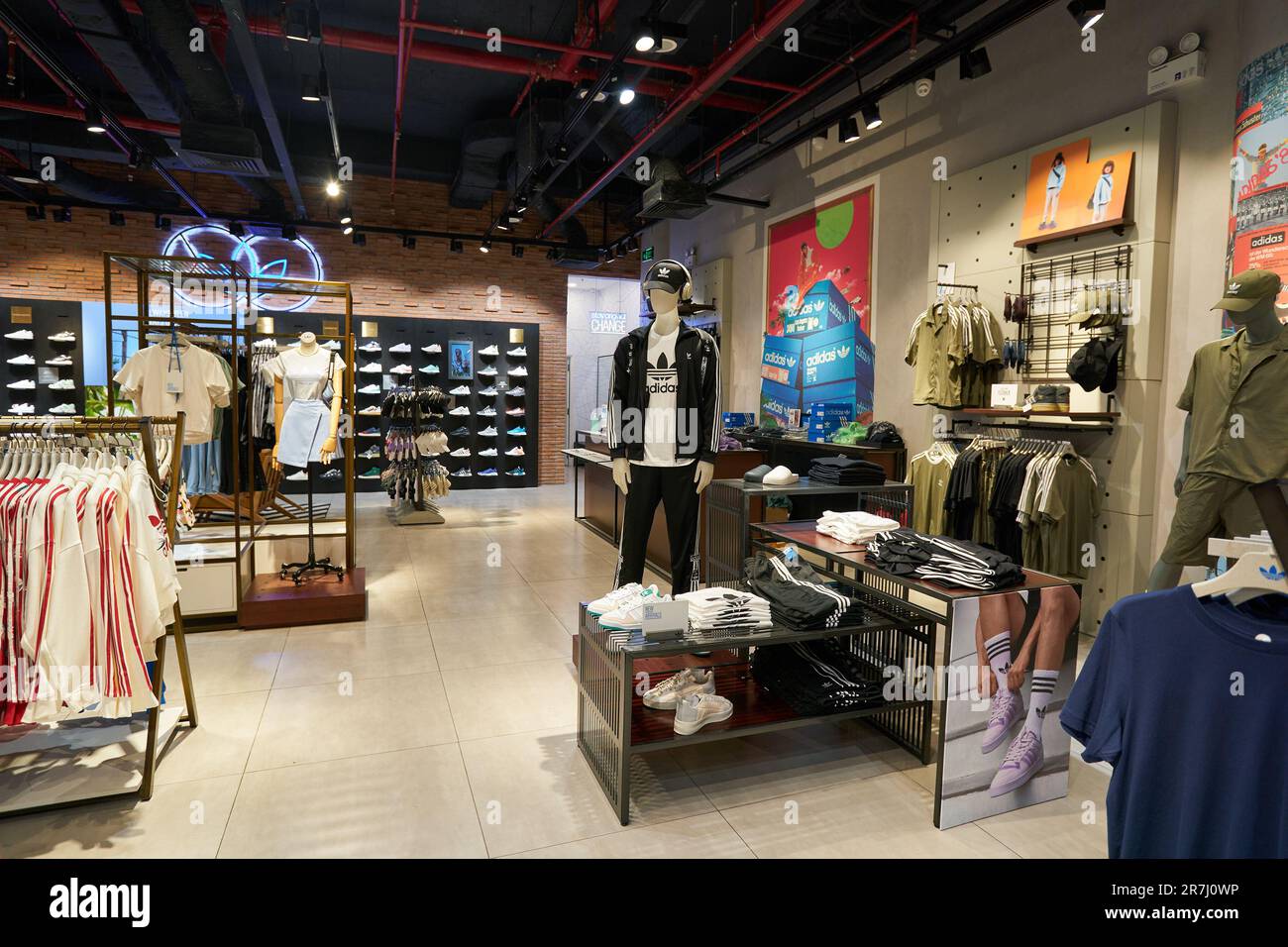 Oriëntatiepunt vriendelijke groet uitstulping HO CHI MINH CITY, VIETNAM - CIRCA MARCH, 2023: interior shot of Adidas  store in Crescent Mall Stock Photo - Alamy