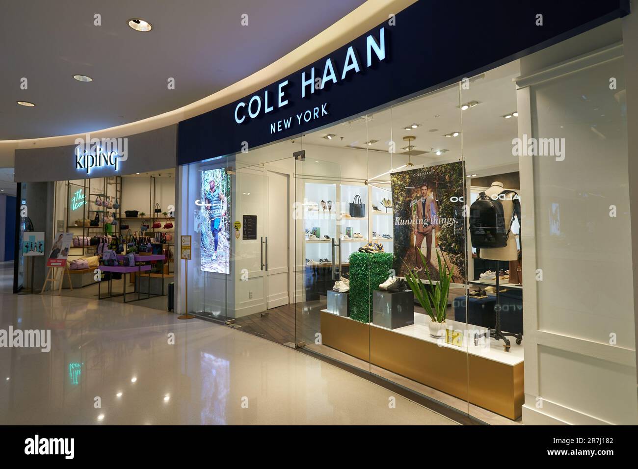 Cole Haan Store Entrance in Manhattan on Christmas Holidays. Crowded Pavement with Potensial Customers. Impressive Storefront. New York City USA Stock Photo Alamy