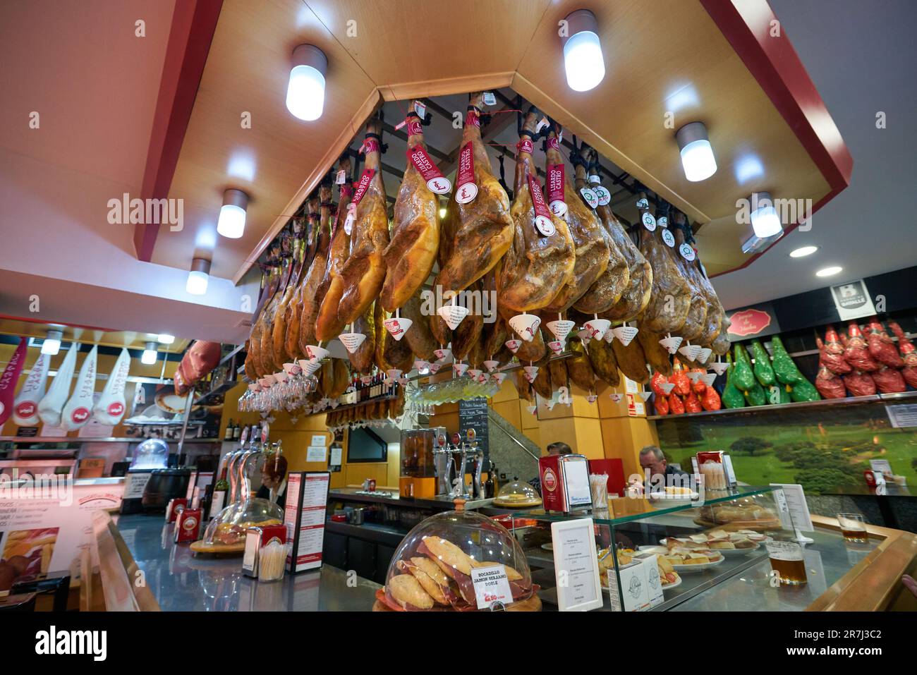 Spain Store Spain madrid grocery store display hi-res stock photography and images ...