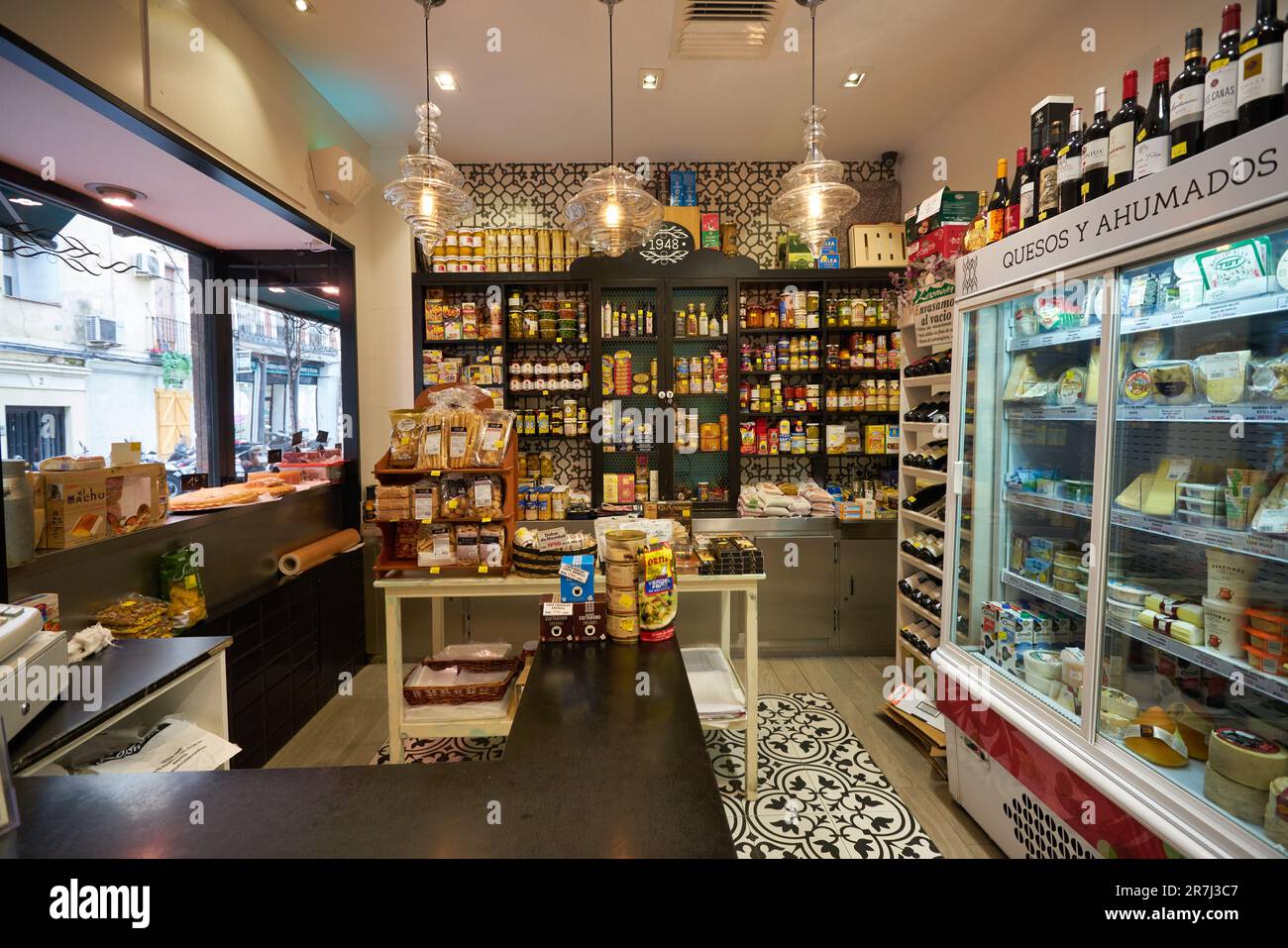 Spain Store Spain madrid grocery store display hi-res stock photography and images ...