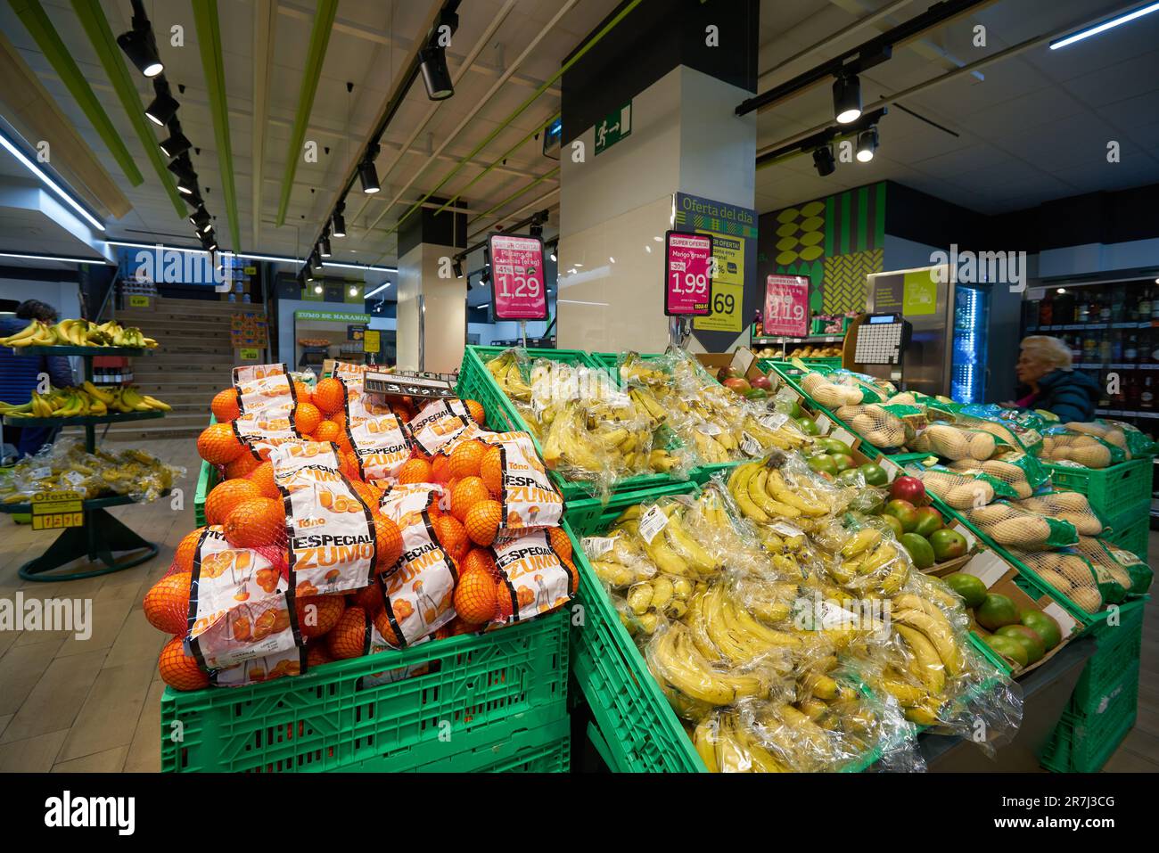 Spain Store Spain madrid grocery store display hi-res stock photography and images ...
