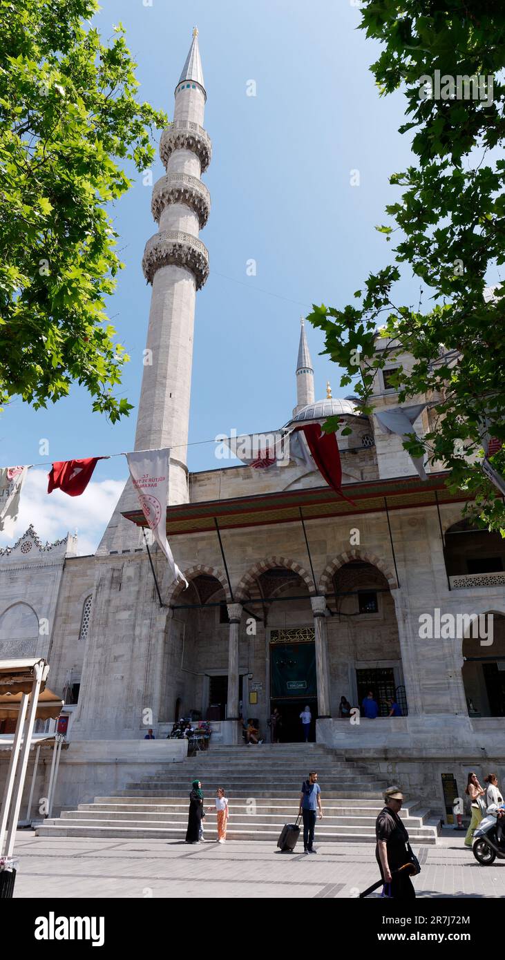 People outside steps and entrance to of the Yeni Cami Mosque, Istanbul, Turkey Stock Photo