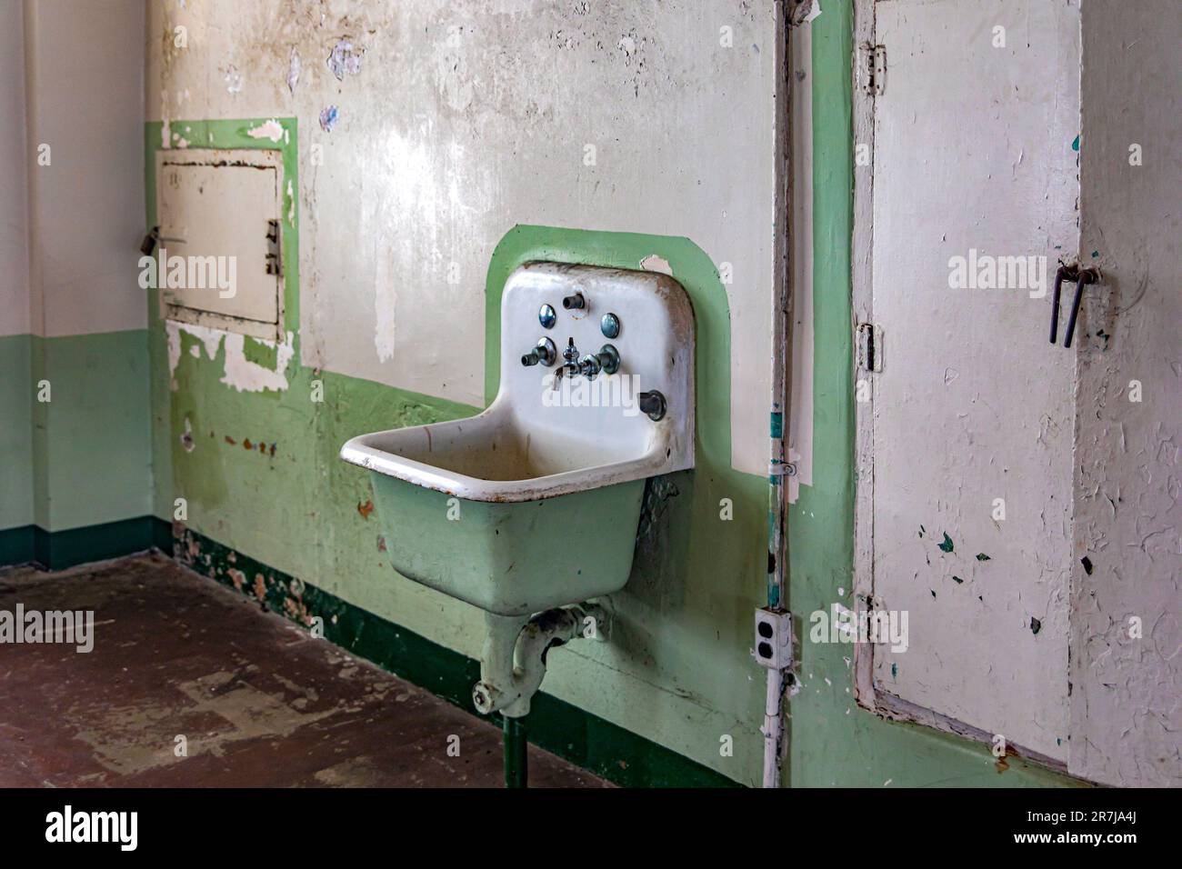 Old toilet of the maximum security federal prison of Alcatraz, located on  an island in the middle of the bay of San Francisco, California, USA.  Americ Stock Photo - Alamy