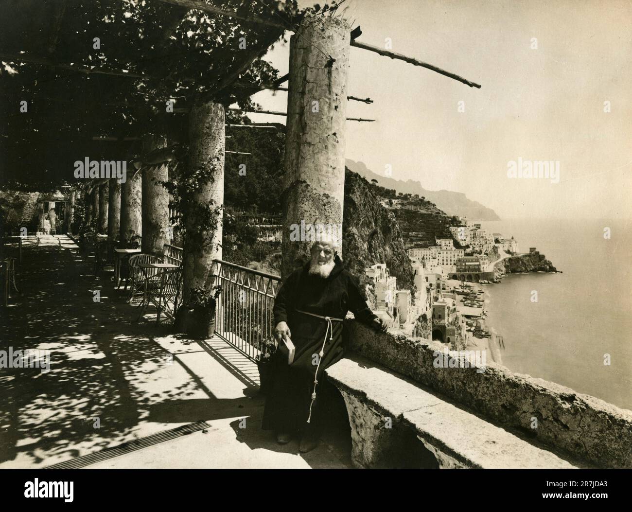 Catholic monk resting in the terrace of the Hotel dei Cappuccini, Amalfi, Italy 1900s Stock Photo