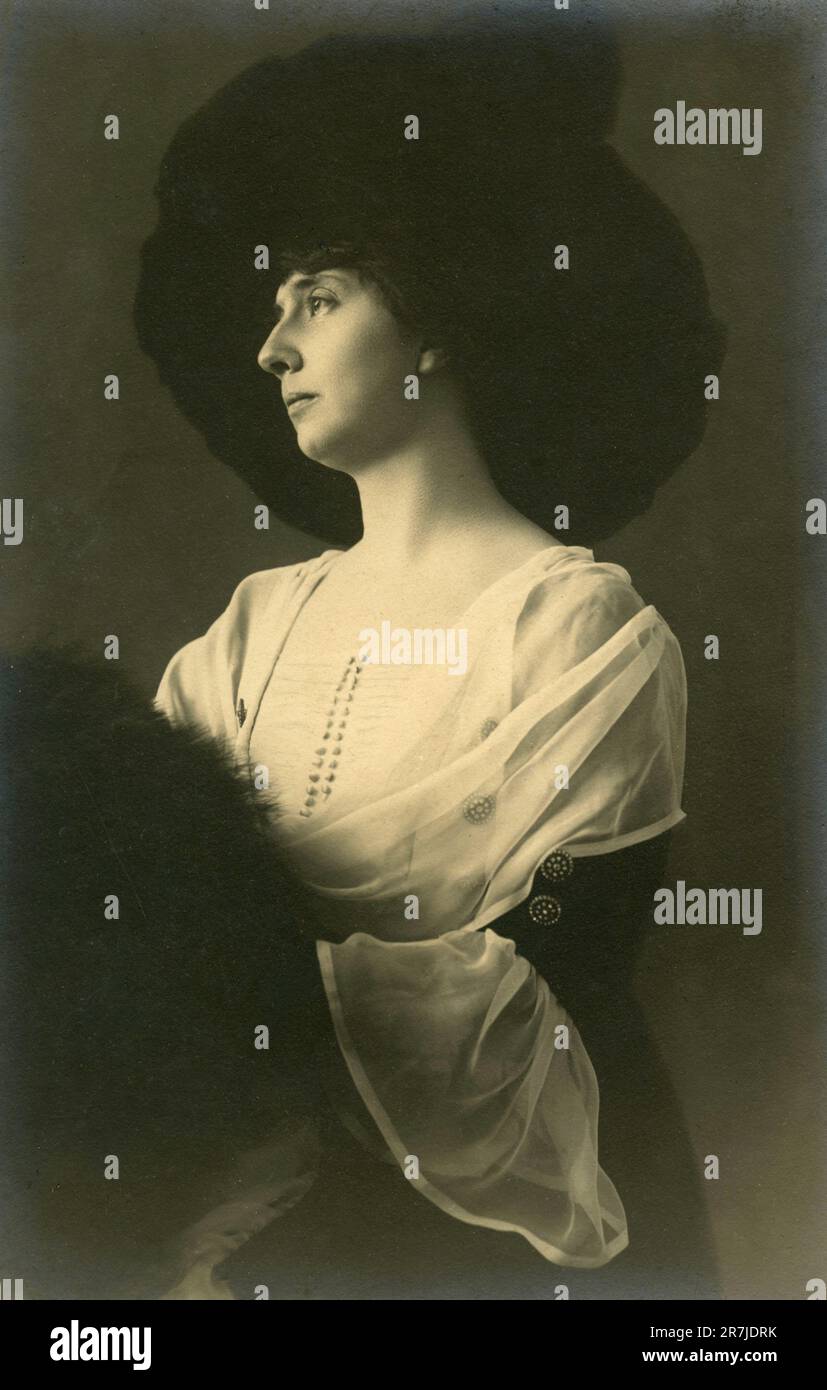 Studio portrait of an elegant woman wearing a large hat, Italy 1910s Stock Photo