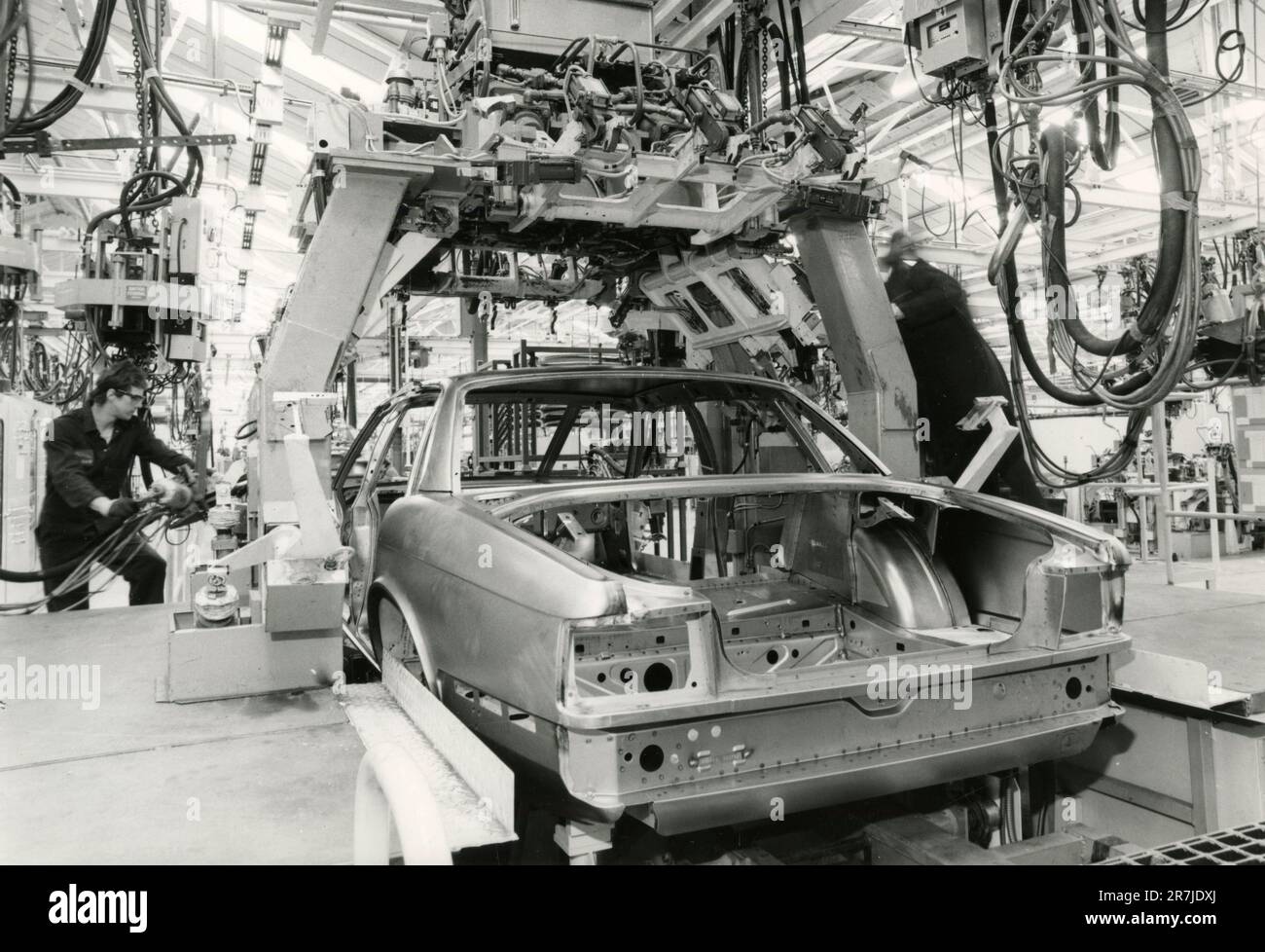 XJ40 body assembly at the Jaguar car factory in Castle Bromwich plant , UK 1986 Stock Photo
