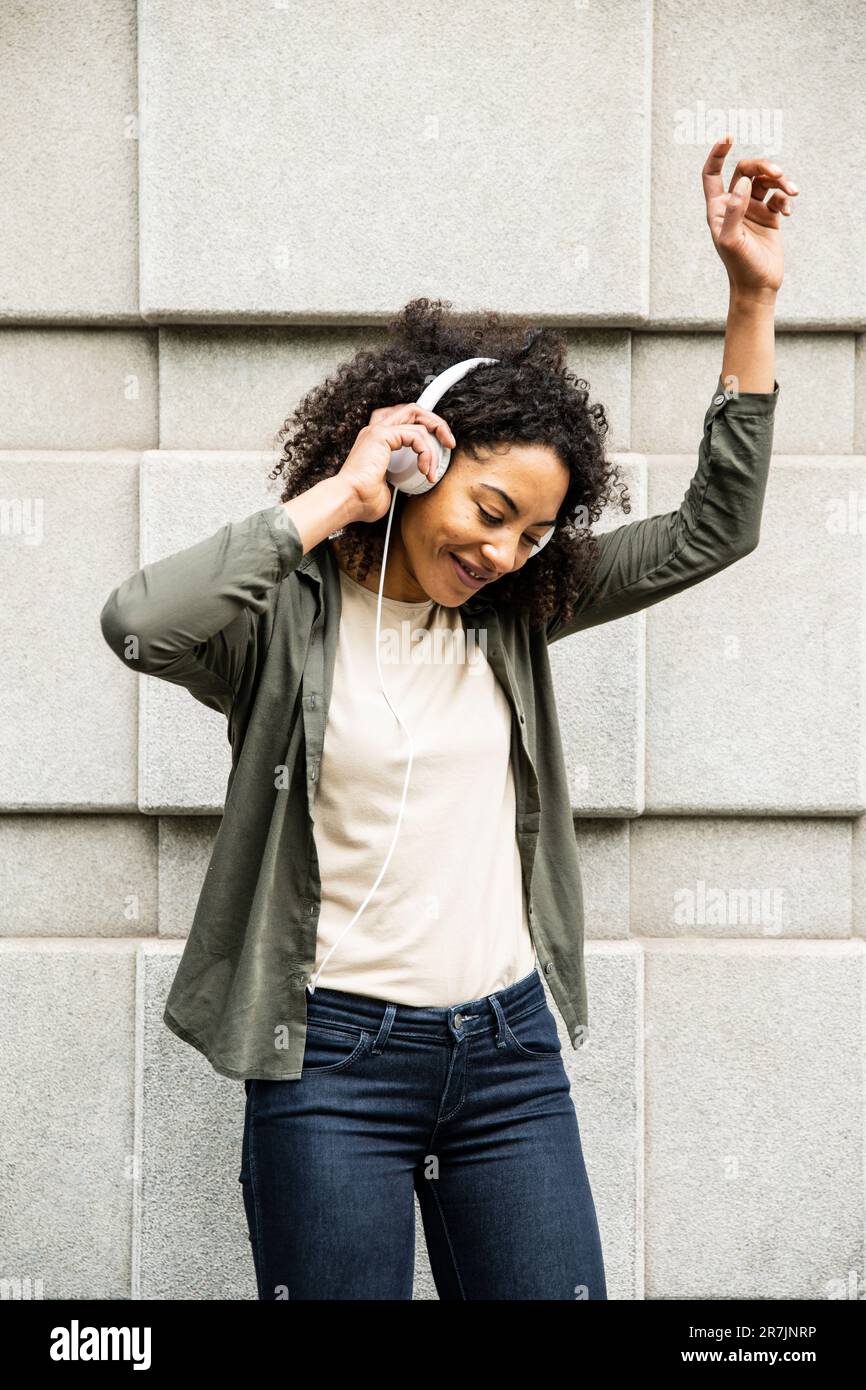 African people dancing street hi-res stock photography and images - Alamy