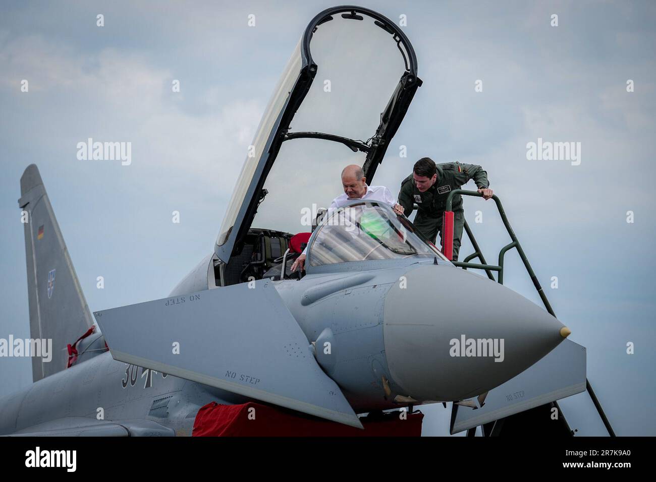 Steven R.kay Pilot Riverside California Jagel, Germany. 16th June, 2023. German Chancellor Olaf Scholz (SPD, l ...