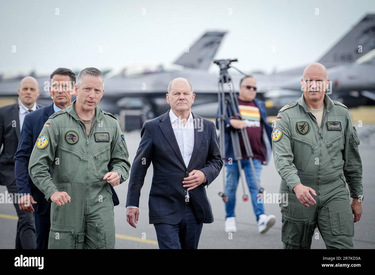 Jagel, Germany. 16th June, 2023. German Chancellor Olaf Scholz (SPD, center) and Jörg Schröder (left), Commodore of Tactical Air Wing 51 'Immelmann,' and Ingo Gerhartz (right), Chief of Staff of the German Air Force, learn about the international air force maneuver 'Air Defender 2023' at Jagel Air Base. Twenty-five nations as well as NATO are participating in the German-led air exercise until June 23. According to the Bundeswehr, around 10,000 soldiers and 250 aircraft are taking part. Credit: Kay Nietfeld/dpa/Alamy Live News Stock Photo