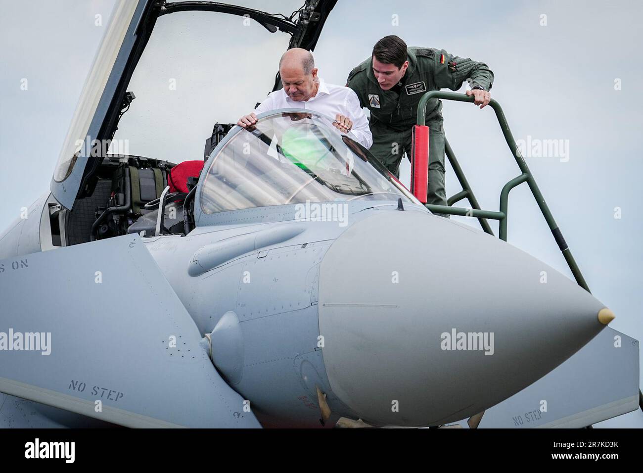 Steven R.kay Pilot Riverside California Jagel, Germany. 16th June, 2023. German Chancellor Olaf Scholz (SPD, l ...