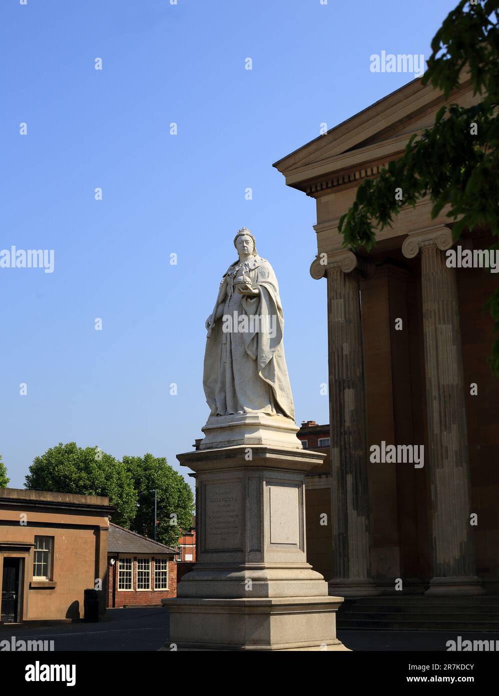 Statue of Queen Victoria outside the Worcester crown and county court, Worcester, England, UK