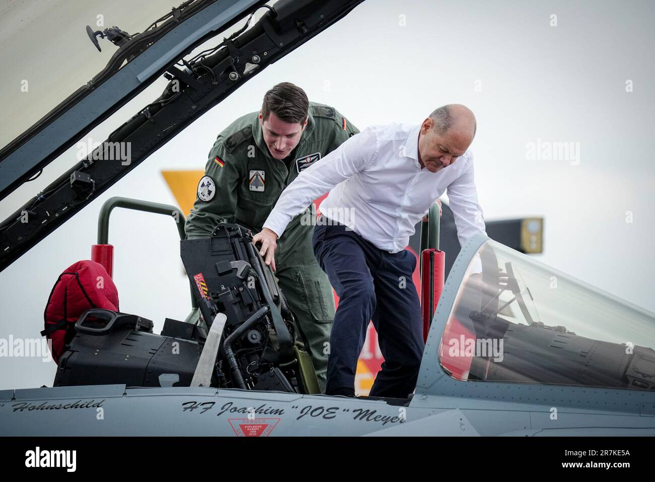 Steven R.kay Pilot Riverside California Jagel, Germany. 16th June, 2023. German Chancellor Olaf Scholz (SPD, r ...