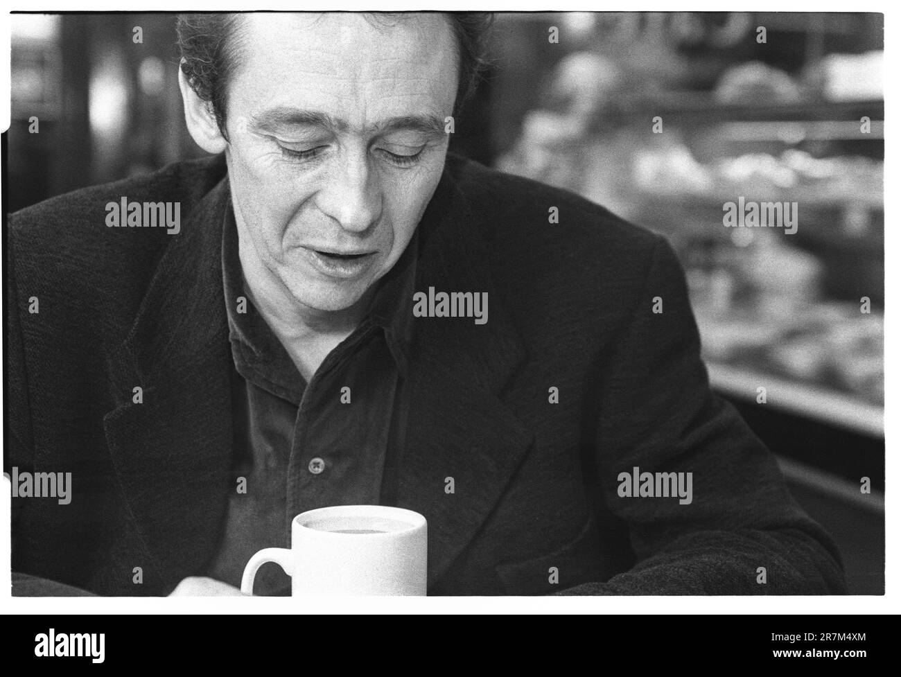 PAUL WHITEHOUSE, COMEDIAN, YOUNG, LONDON, 1996: Interview portrait of comedian and actor Paul Whitehouse at a small cafe in North London, England, UK during Fast Show filming in November 1996. This was a huge breakthrough year for this modern British comedy legend. Photo: Rob Watkins Stock Photo