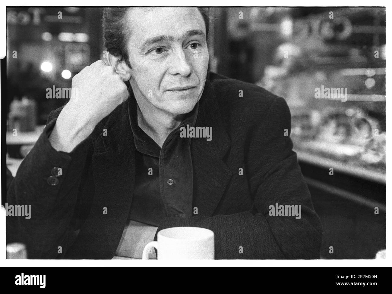 PAUL WHITEHOUSE, COMEDIAN, YOUNG, LONDON, 1996: Interview portrait of comedian and actor Paul Whitehouse at a small cafe in North London, England, UK during Fast Show filming in November 1996. This was a huge breakthrough year for this modern British comedy legend. Photo: Rob Watkins Stock Photo