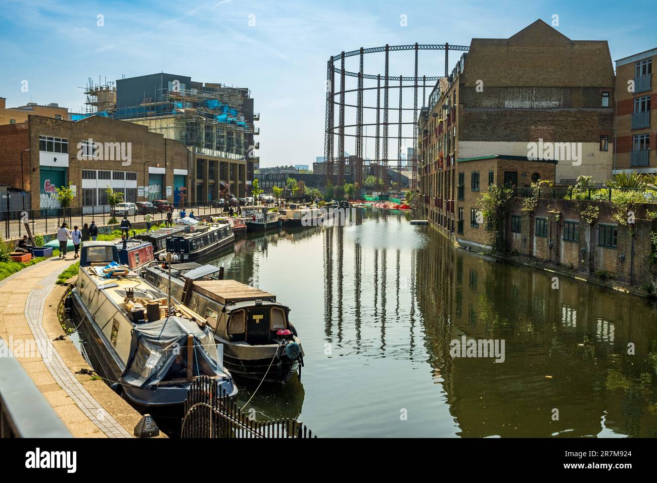 Regents canal narrowboats hi-res stock photography and images - Alamy