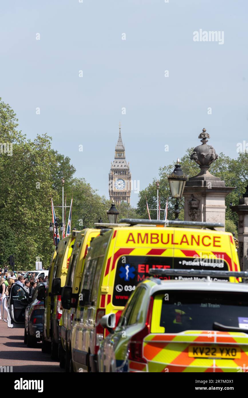 Emergency support vehicles for the RideLondon UCI Women's WorldTour Classique cycle race in London, UK. Elite Medical event cover Stock Photo