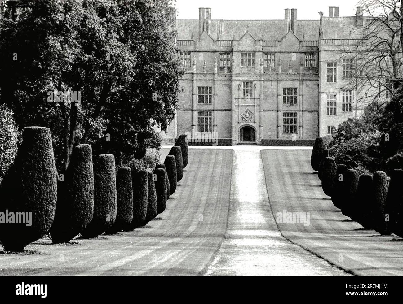 Black and white mansion hi-res stock photography and images - Alamy