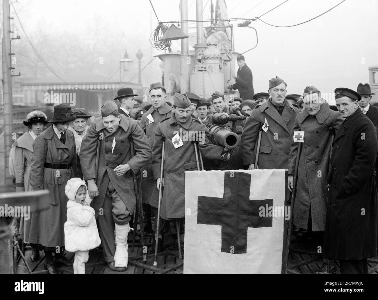 Recovering U.S. Soldiers taken to see sights, captured German U-boat, London, England, UK, American National Red Cross Photograph Collection, between 1917 and 1919 Stock Photo