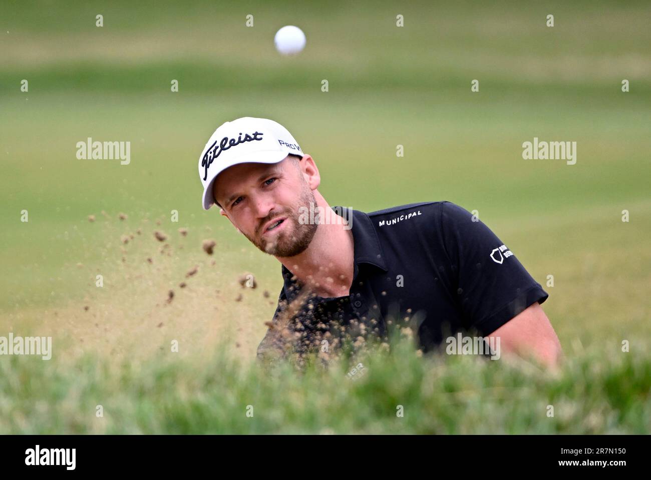 Los Angeles, United States. 16th June, 2023. Wyndham Clark chips out of a bunker on the 17th green during the second round of the 2023 U.S. Open Golf Championship at the Los Angeles Country Club in Los Angeles on Friday, June 16, 2023. Photo by Alex Gallardo/UPI Credit: UPI/Alamy Live News Stock Photo