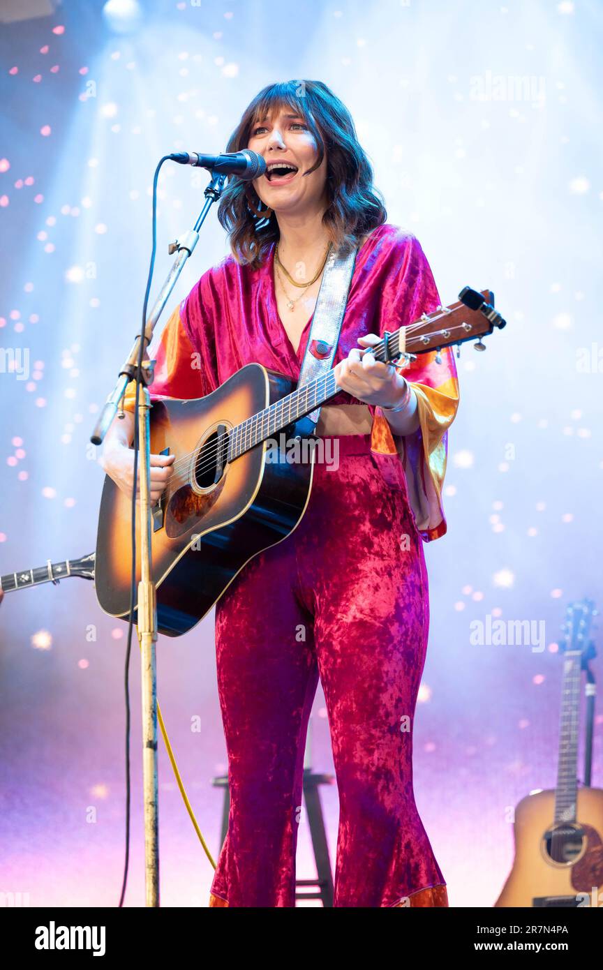 Manchester, United States. 19th June, 2022. Molly Tuttle and Golden Highway perform during Day 1 of the 2023 Bonnaroo Music & Arts Festival on June 15, 2023 in Manchester, Tennessee. Photo: Darren Eagles/imageSPACE /Sipa USA Credit: Sipa USA/Alamy Live News Stock Photo
