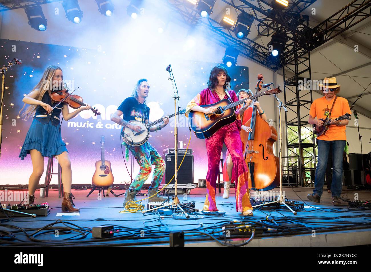 Molly tuttle hi-res stock photography and images - Page 2 - Alamy