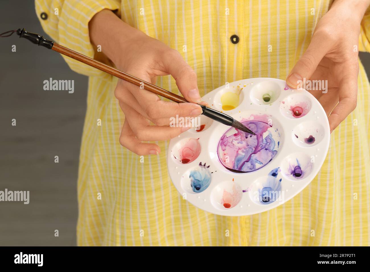 Female hands palette watercolor hi-res stock photography and images - Alamy