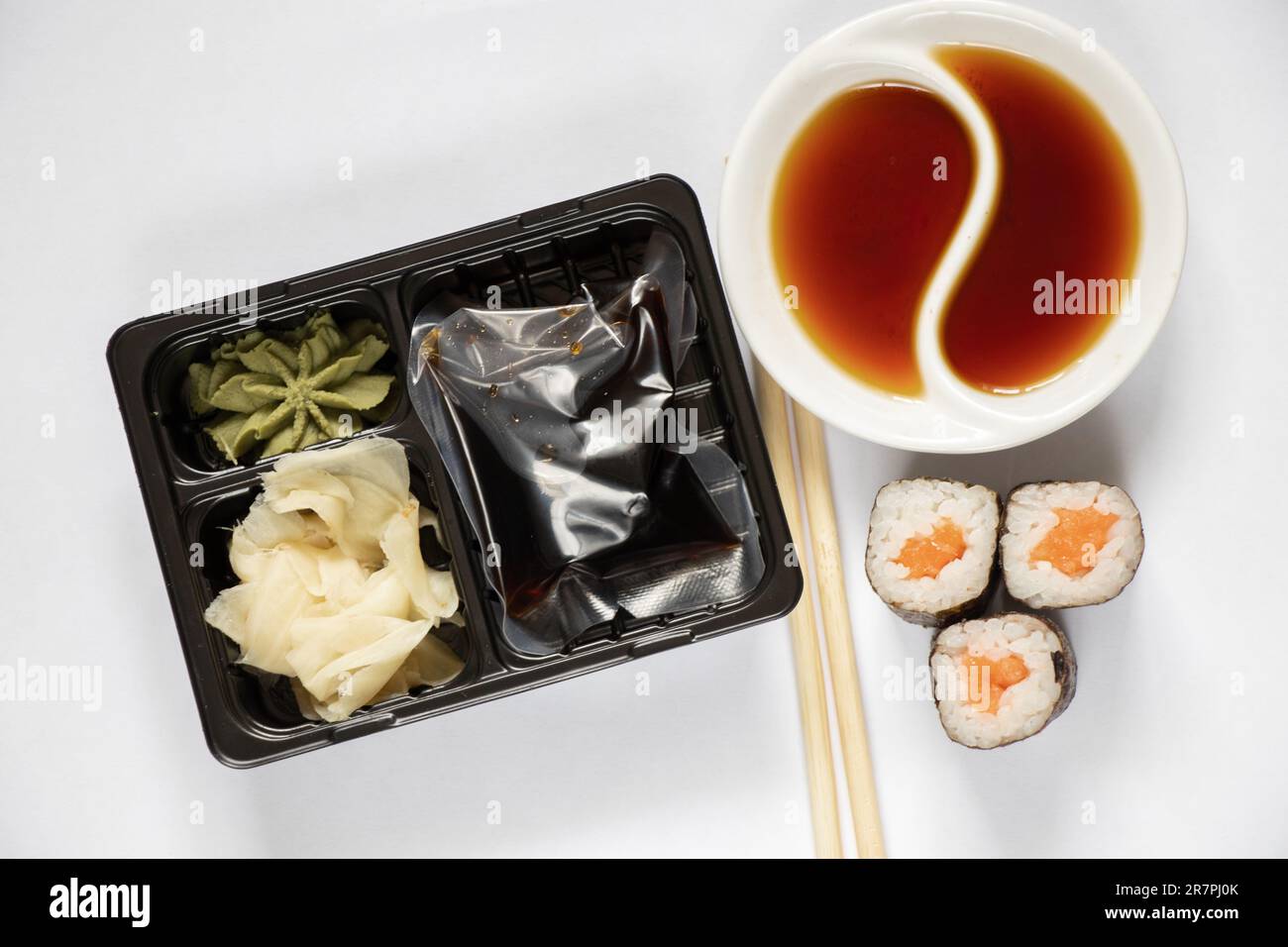 https://c8.alamy.com/comp/2R7PJ0K/food-container-for-delivery-of-sushi-soy-sauce-and-wasabi-with-food-delivery-from-sushi-restaurant-2R7PJ0K.jpg