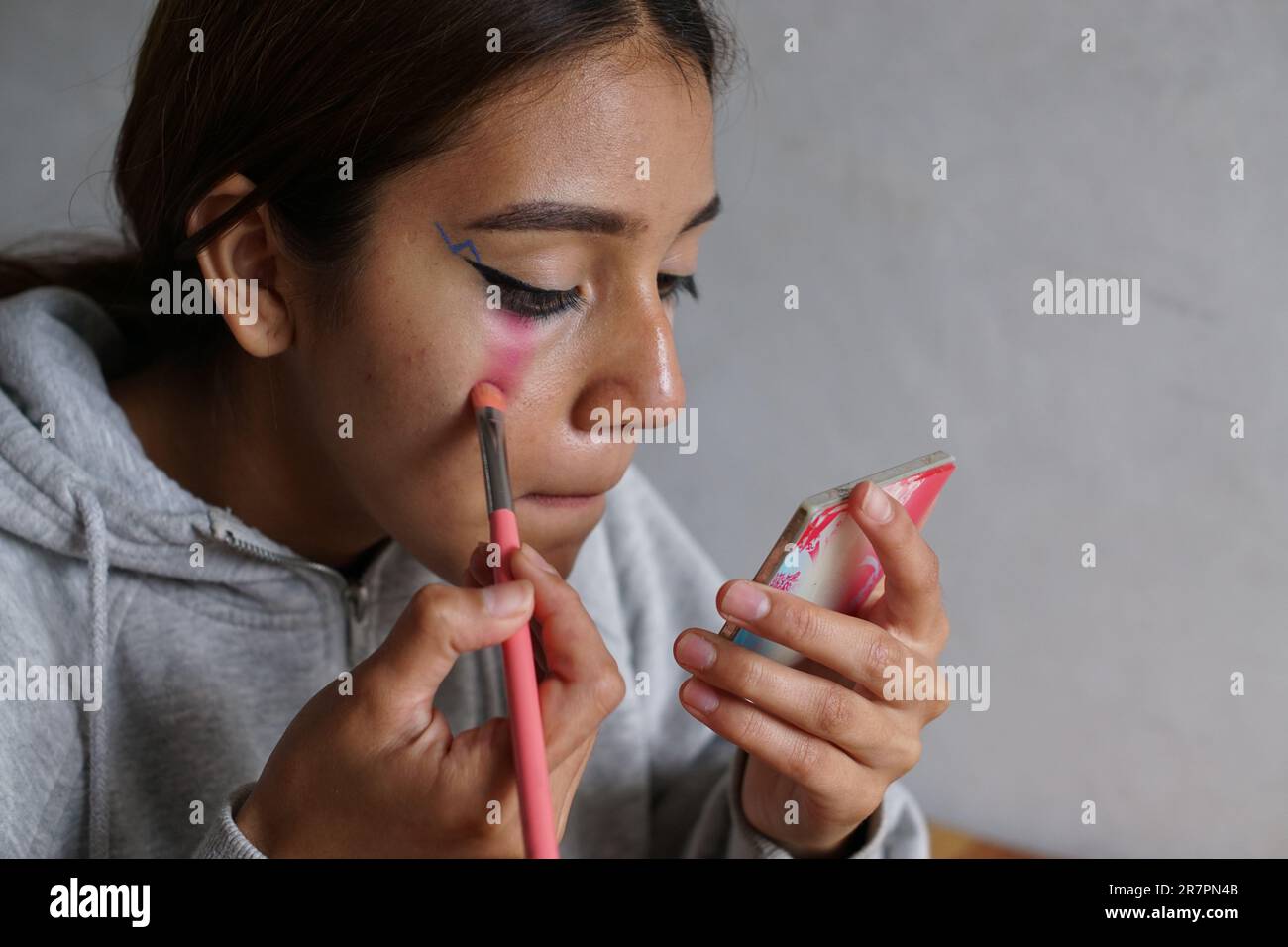 Girl putting on makeup at school hi-res stock photography and images ...