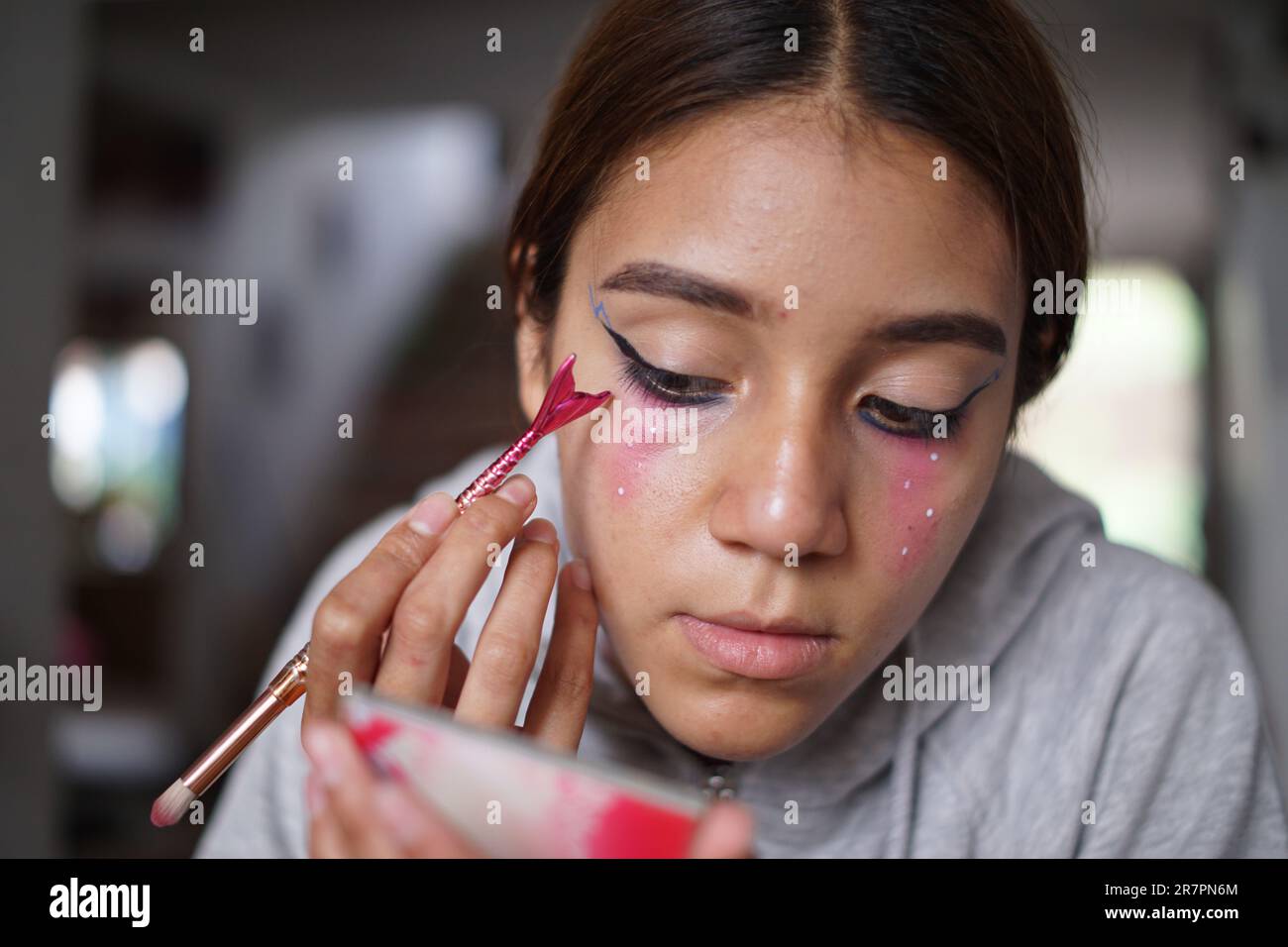 Girl putting on makeup at school hi-res stock photography and images ...