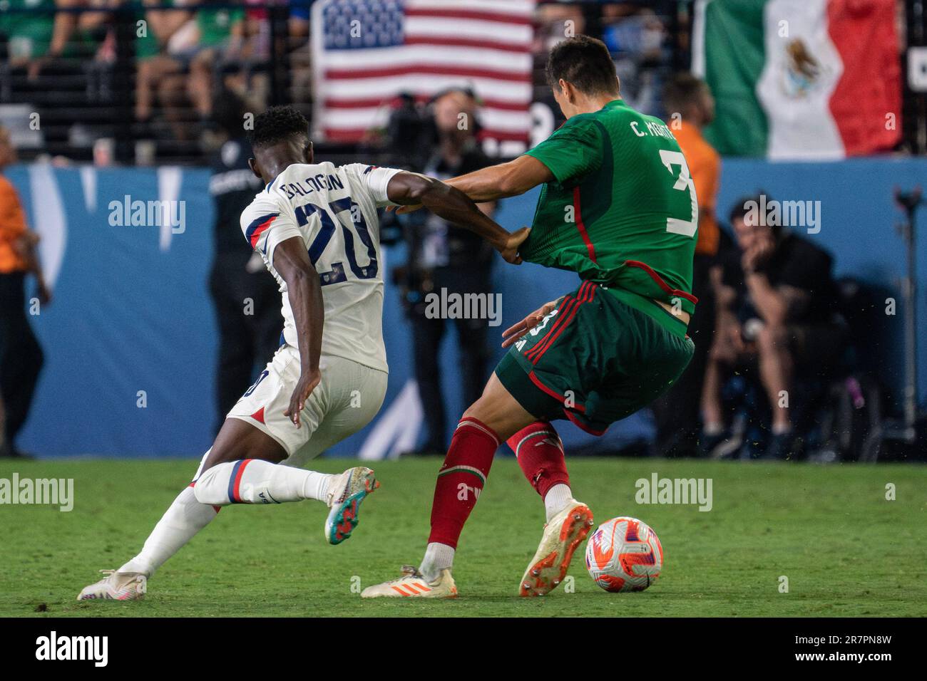 USA forward Folarin Balogun (20) and Mexico defender César Montes (3) fight for possession