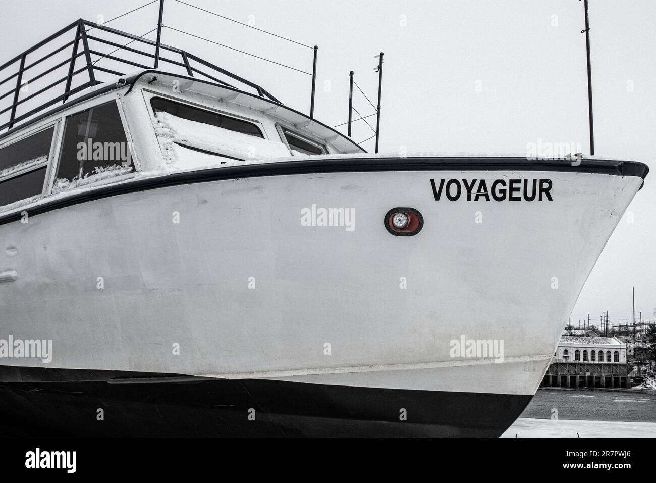 A black and white shot of a sailboat moored in the calm waters of a marina in Wisconsin Dells, Baraboo Stock Photo