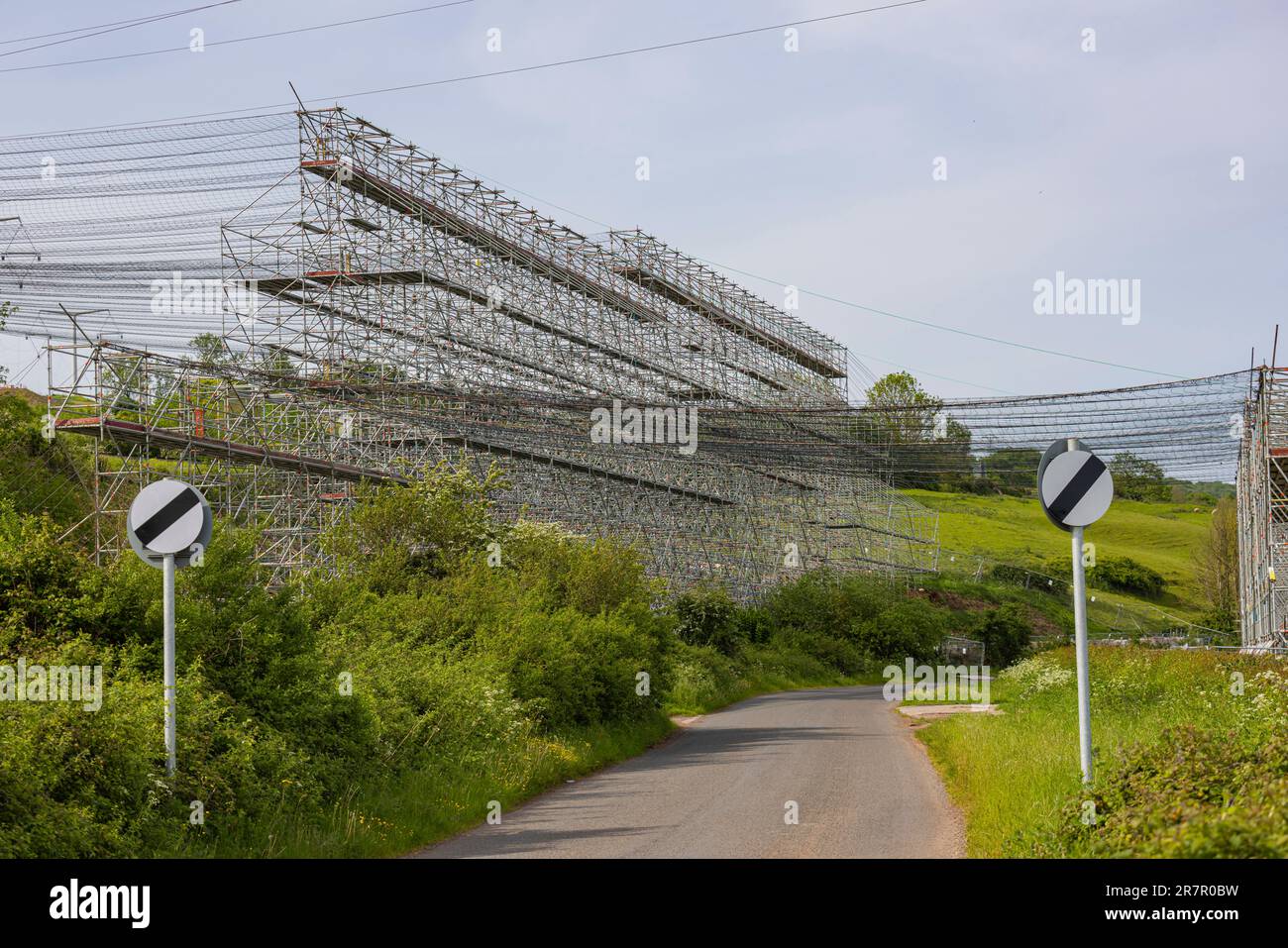TA scaffold structure with a safety net to protect road traffic to pull ...