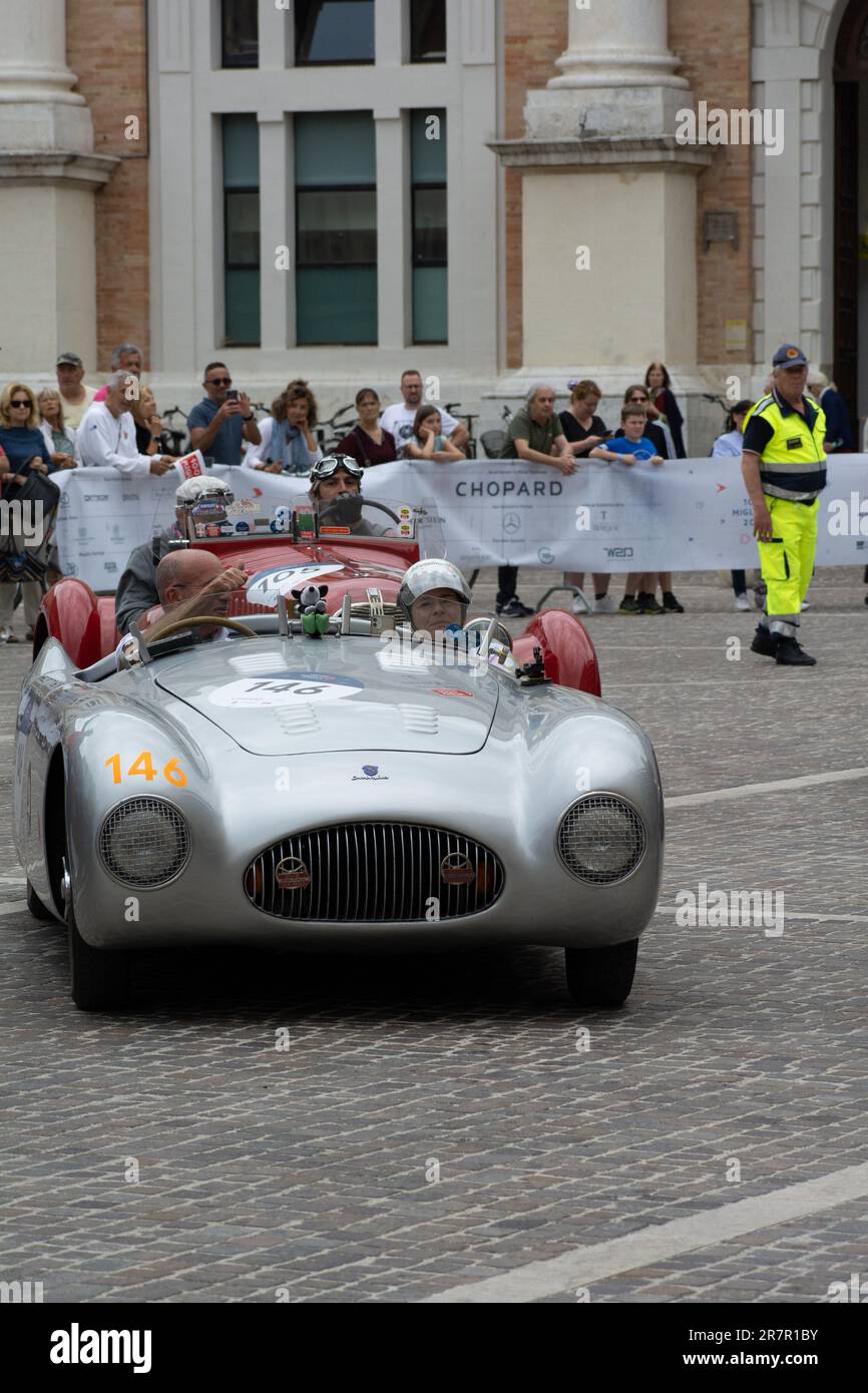Motor racing in 1950s and 60s hi-res stock photography and images - Alamy