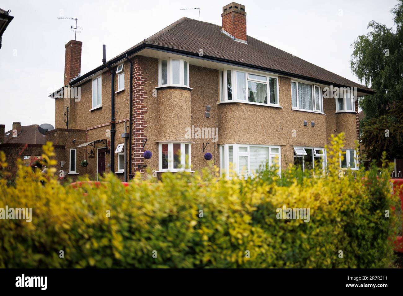 London, UK. 17th June, 2023. A property (top floor) on Staines Road, Bedfont, West London, where the bodies of four people have been found. Officers force entry in to the property on Friday afternoon where they found the bodies of a man and woman in their 30s, an 11-year-old girl and a three year-old boy. Photo credit: Ben Cawthra/Sipa USA Credit: Sipa USA/Alamy Live News Stock Photo