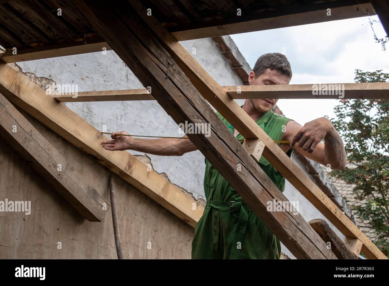 Replacing battens on the roof Stock Photo - Alamy