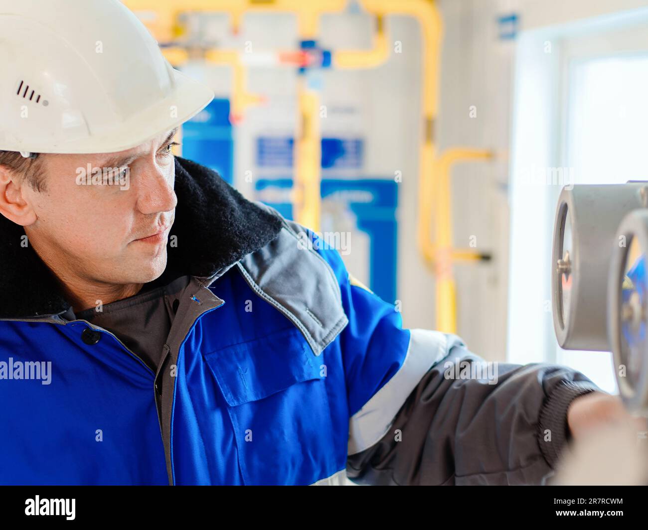 Construction worker hard hat looking up hi-res stock photography and images  - Page 16 - Alamy