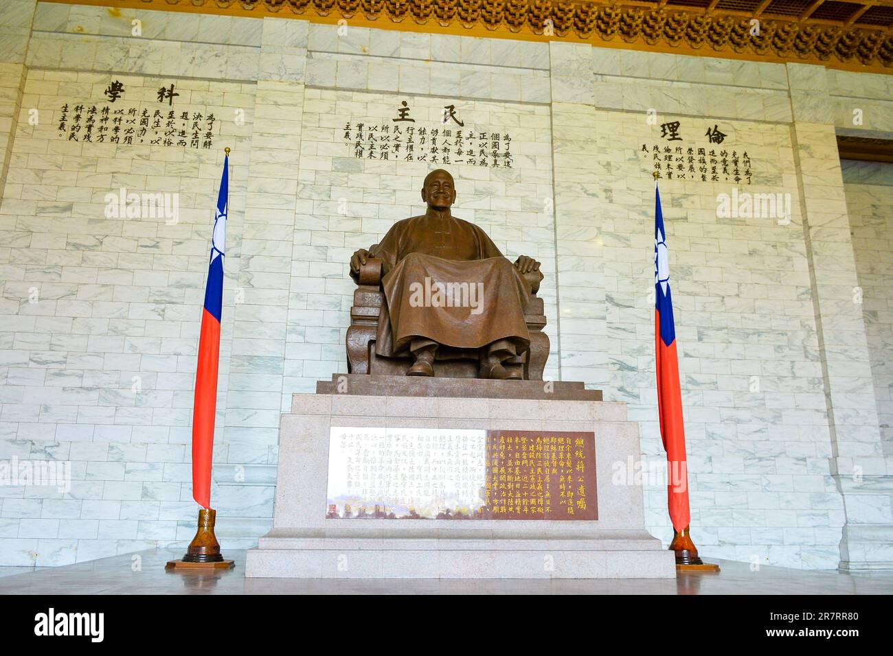 The great giant bronze statue of Chiang Kai-shek in the main chamber of the Chiang Kai-shek Memorial Hall, Taipei, Taiwan Stock Photo