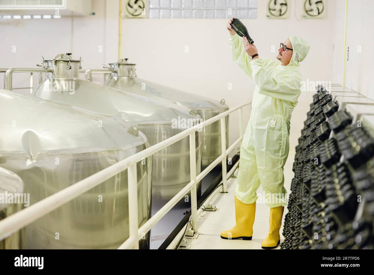 Wine making fermentation bottle Riddling or process in wine