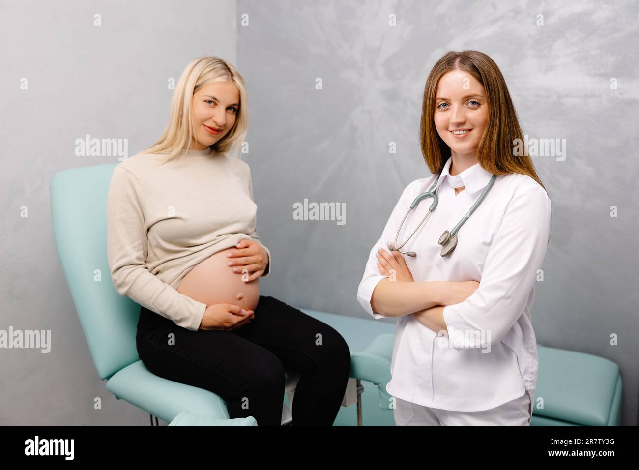 https://c8.alamy.com/comp/2R7TY3G/gynecologist-preparing-for-an-examination-procedure-for-a-pregnant-woman-sitting-on-a-gynecological-chair-in-the-office-and-smiling-2R7TY3G.jpg